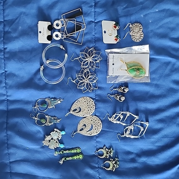 13 pairs of earrings - Picture 1 of 5